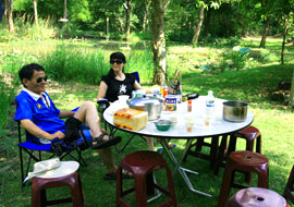 瓜蓬下悠閒泡茶聊天